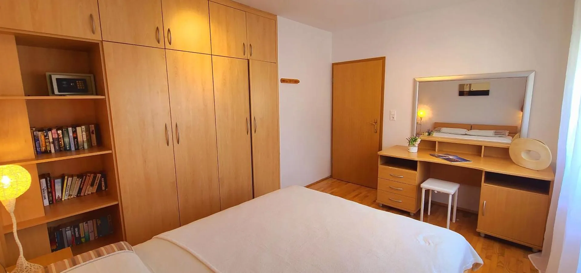 Spacious And Homely Duplex Apartment, 2 Living Rooms And 2 Bedrooms - Croeso Trogir